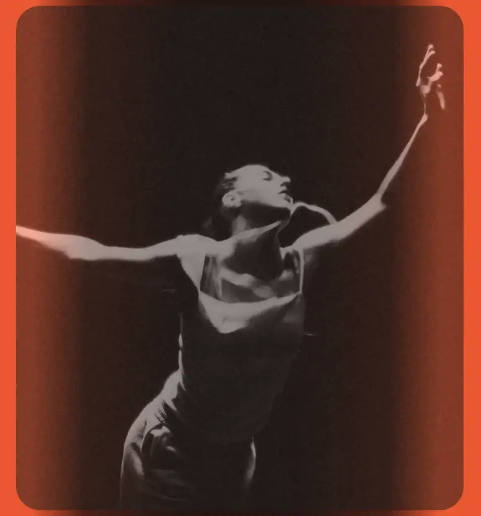 She — Béatrice Larrivée